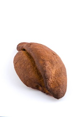 Çavdar ekmeği beyaz zemin üzerine kırmızı lezzetli bir fırından yeni çıkmış