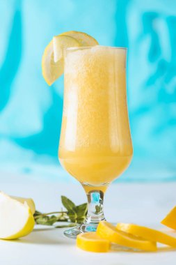 Taze meyvenin doğal suyu. Lezzetli ve sağlıklı bir içecek.