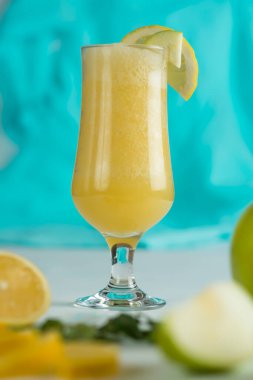 Taze meyvenin doğal suyu. Lezzetli ve sağlıklı bir içecek.