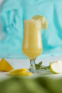 Taze meyvenin doğal suyu. Lezzetli ve sağlıklı bir içecek.