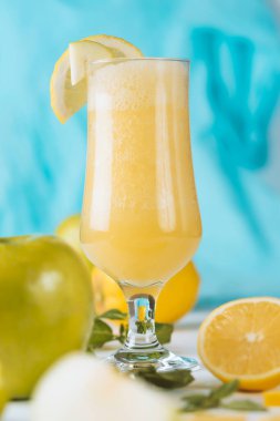 Taze meyvenin doğal suyu. Lezzetli ve sağlıklı bir içecek.