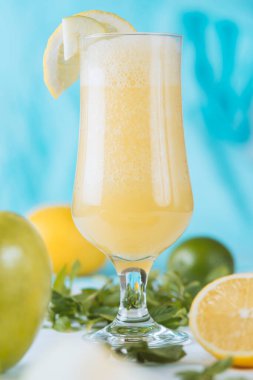 Taze meyvenin doğal suyu. Lezzetli ve sağlıklı bir içecek.