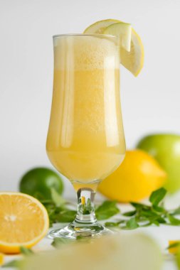 Taze meyvenin doğal suyu. Lezzetli ve sağlıklı bir içecek.