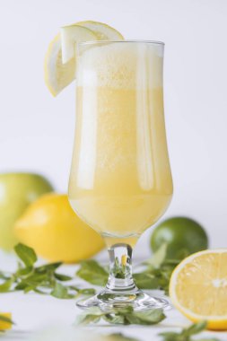 Taze meyvenin doğal suyu. Lezzetli ve sağlıklı bir içecek.