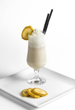 Muzlu milkshake, beyaz bir tabakta muz parçalarıyla birlikte dondurmalı dondurma..