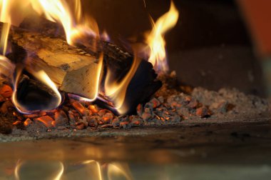 Yanan bir fırında pişen lezzetli pizzanın yakın çekimi.