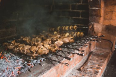 Gurme et ve sebzelerin ateş ve barbeküyle pişirildiği yakın çekim görüntüsü.