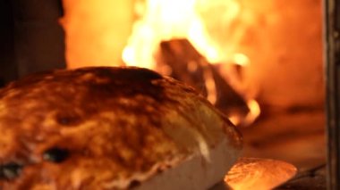 Yanan bir fırında pizza pişirme süreci. Yavaş çekim