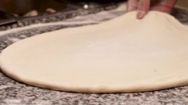 Pizza yapma süreci. Peynirli pasta. Geleneksel Gürcü mutfağı. 