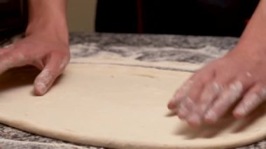 Pizza yapma süreci. Peynirli pasta. Geleneksel Gürcü mutfağı. 