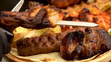 Sulu domuz kebabı hazırlama süreci .