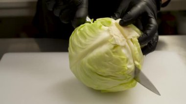 Aşçı mutfakta lahana keser. .