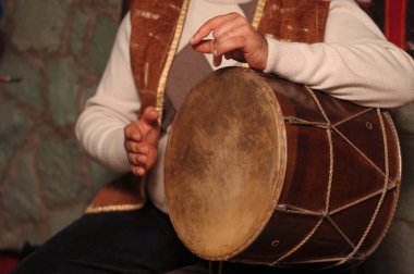 Folk müzisyeni davul çalıyor.