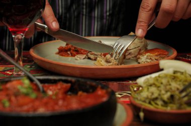 İnsan kemikli kuzu yahnisi ve sebze yer. Khashlama, sebzeli sığır etinden hazırlanan popüler bir Ermeni yemeğidir. Khashlama tabakta