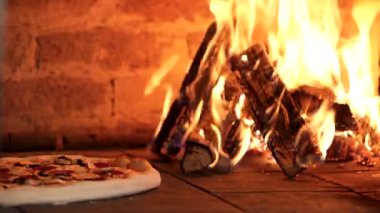 Fırında pizza pişirme işlemi.