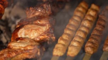 Sulu domuz, kuzu ve tavuk kebabı hazırlama süreci .