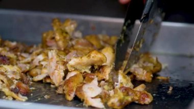 Bir fast food mutfağında et öğütme, kızarmış tavuk, et hazırlama.