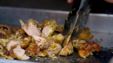 Bir fast food mutfağında et öğütme, kızarmış tavuk, et hazırlama.