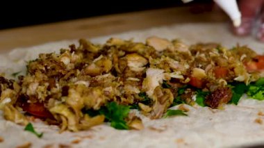 Bir fast food mutfağında et öğütme, kızarmış tavuk, et hazırlama.