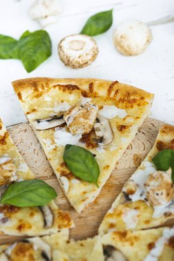 Şampiyon ve tavuk filetosu olan taze ve lezzetli bir pizza.