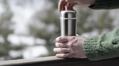 Adam kışın termostan kahve ya da çay içer.