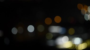 Gece Bokeh 'le parlayan odağını kaybetmiş şehir ışıkları