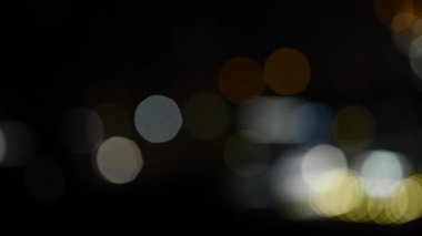 Gece Bokeh 'le parlayan odağını kaybetmiş şehir ışıkları