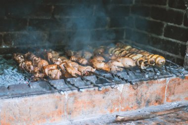 Gurme et ve sebzelerin ateş ve barbeküyle pişirildiği yakın çekim görüntüsü.