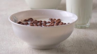 Sağlıklı kahvaltı için bir kase mısır gevreği ve süt.