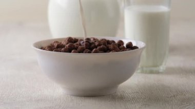 Sağlıklı kahvaltı için bir kase mısır gevreği ve süt.