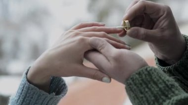 Damat yüzüğü gelinin parmağına takar.