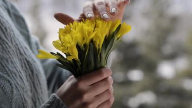 Bahar çiçekleri dişilerin elinde