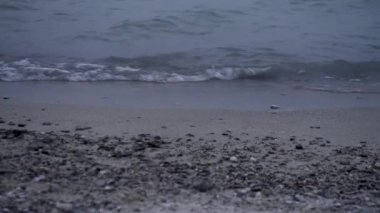 Sahildeki deniz dalgalarının güzel manzarası