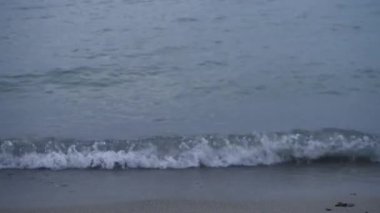 Sahildeki deniz dalgalarının güzel manzarası