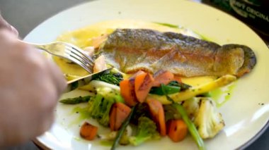 Sebzeli ızgara somon, yakın görüş.