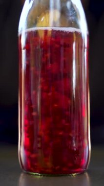 Bir kavanoz ahududu limonatasını kapat.