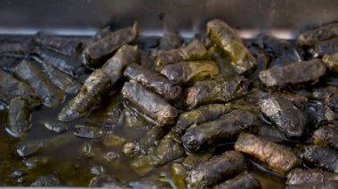 Şef üzüm yapraklarından yapılmış dolma alır.