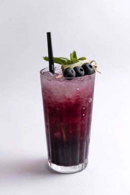 Beyaz arka planda yabanmersinli kokteyl ve nane şekeri..