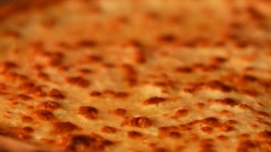 Fırında pizza pişirme işlemi.