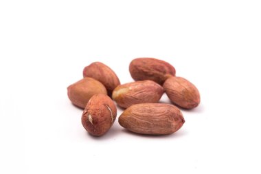 Beyaz arka planda yer fıstığı. Makro. Yakın plan. seçici odak