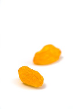 Beyaz arka planda izole edilmiş altın kuru üzümler. Kapat..