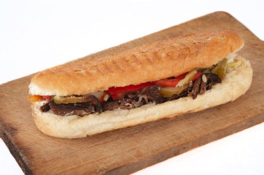 Tahta masada Shawarma, izole edilmiş beyaz arka planda.