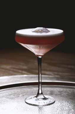 Siyah arka planda martini bardağında kokteyl..