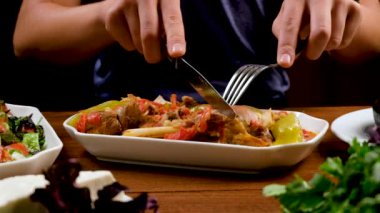 Restoranda sebzeli yahni yiyen bir adam. Ermeni ya da Gürcü mutfağı kavramı. Yavaş çekim