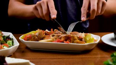 Restoranda sebzeli yahni yiyen bir adam. Ermeni ya da Gürcü mutfağı kavramı. Yavaş çekim