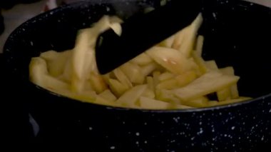 Evde kızartma tavasında patates pişirmek. 