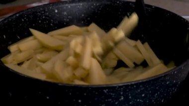 Evde kızartma tavasında patates pişirmek. 