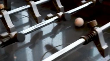 Masa futbolu oynayan insanlar