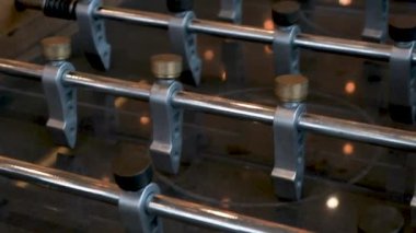 Masa futbolu oynayan insanları kapatın.