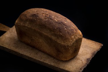 Siyah arka planda siyah ekmek.